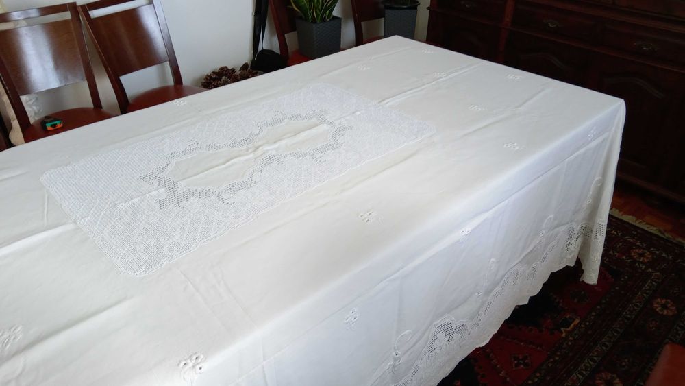 Toalha de Mesa em linho e crochet
