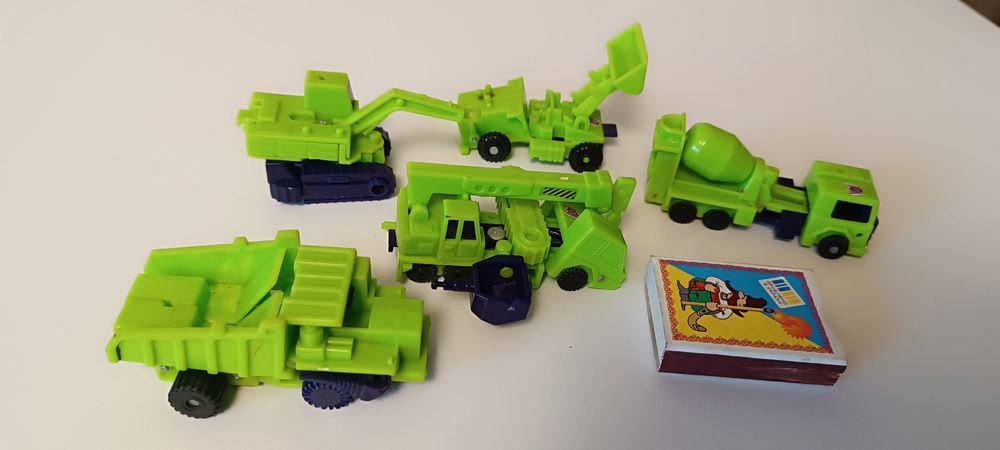 Модельки машинок маленькие.