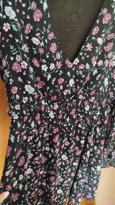 Vestido com flores rosas e verdes