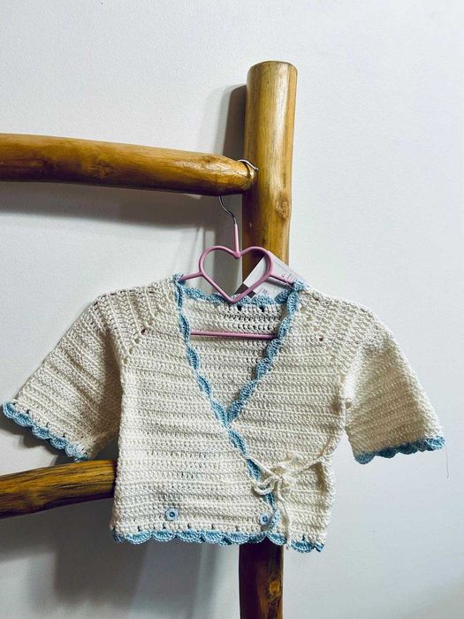 Casaquinho bebé em crochet artesanal | algodão | azul claro