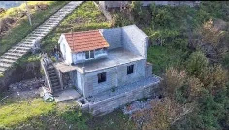 Terreno com construção iniciada.