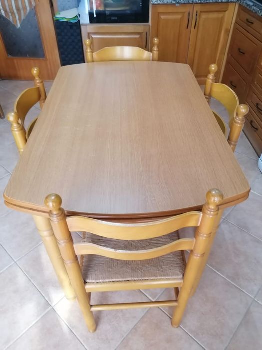Mesa + 6 cadeiras + 2 bancos