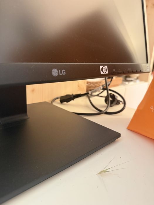 Monitor LG 24BK550Y 24” IPS Full HD como novo