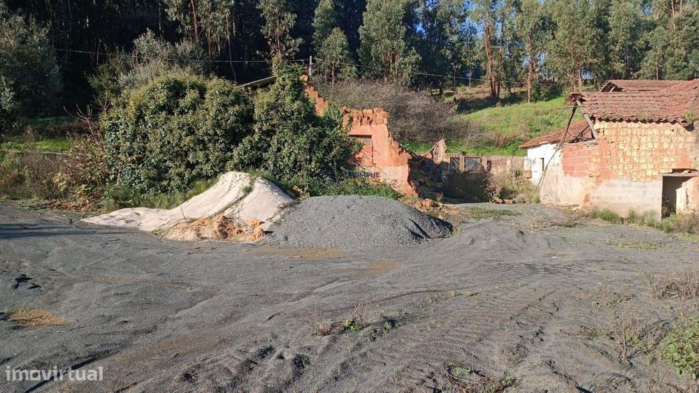 Ruína inserida num lote de terreno 1123m2 Alcobertas Rio Maior — Alcobertas, Santarém