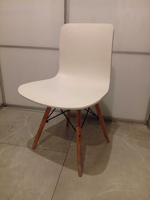 Krzesło białe plastik + drewno