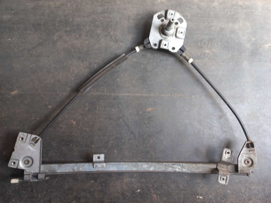 Склопідіймач ручний Audi 100 C3 1989 року випуску.