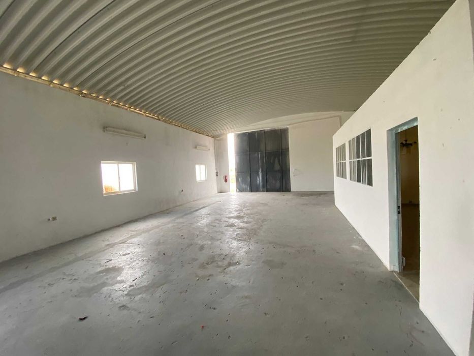 Arrendo Armazém com 350 m2 em Benavente