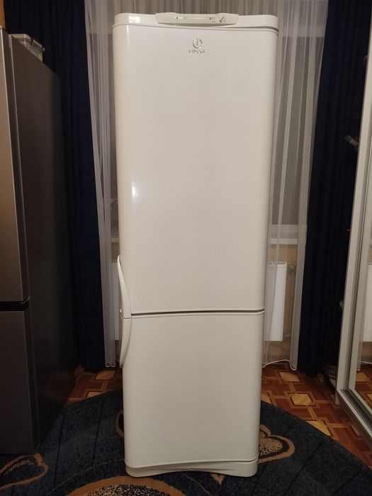 Холодильник Indesit . Індезіт холодильник. Не працює.