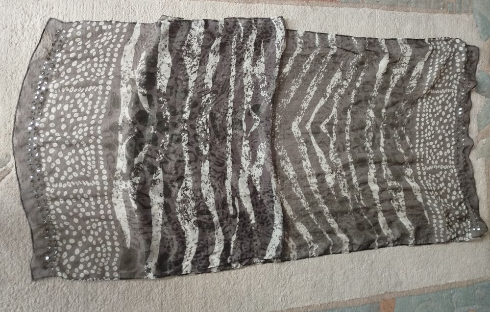 Delikatny damski szal 180x59cm Nowe