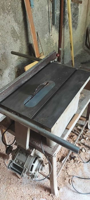 Serra elétrica  de cortar madeira a funcionar como nova
