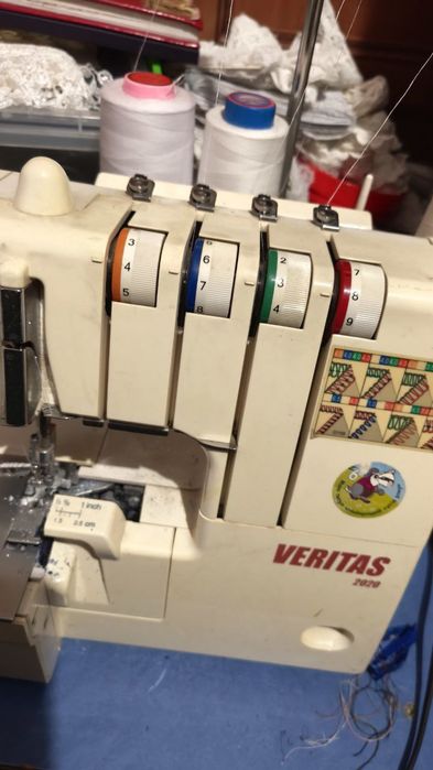 Швейная машинка-разпошивалка и оверлок 4 ниточный