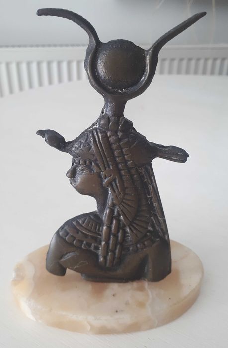 popiersie  egipcjanka - kapłanka HATHOR na postumencie z ONYKSU