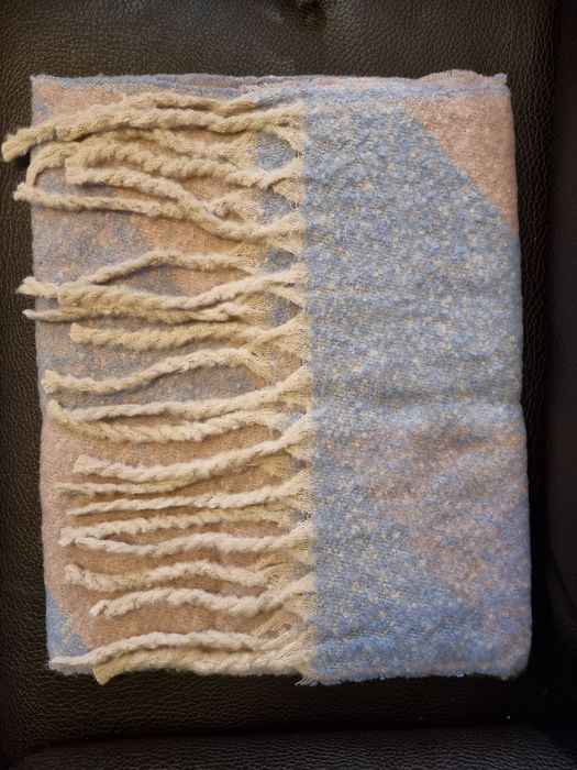 Cachecol fofo azul, bege e rosa