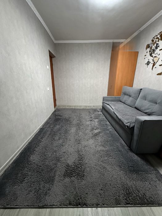 Продам сірий ворсистий килим в хорошому стані.