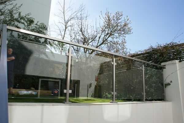 Balustrada zewnętrzna balkonowa szklana słupki kwadrat