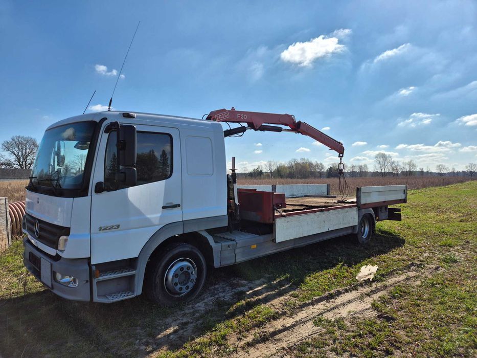 Samochód cieżarowy Mercedes 1223L z żurawiem