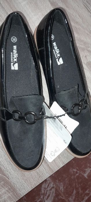 Sapatos pretos com detalhe