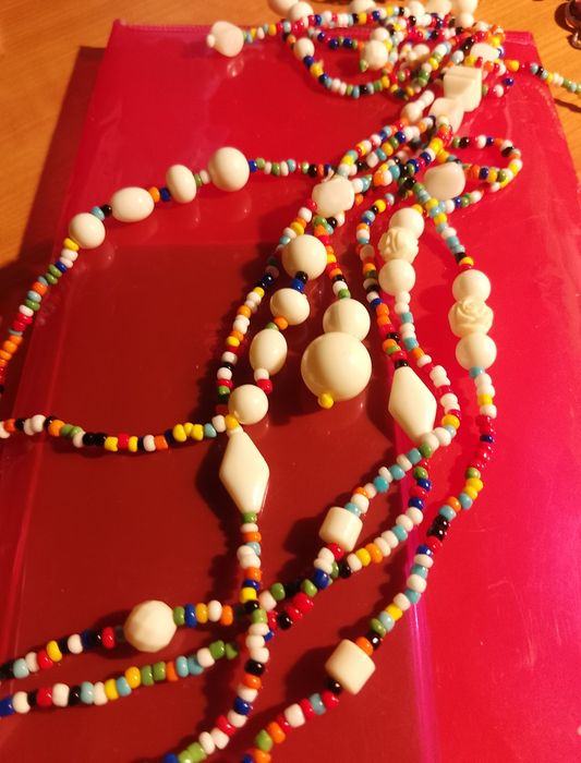 Colar três voltas com seis metros missangas e pedras