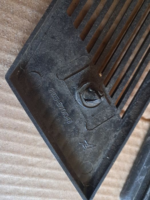 Решітки в кузов стойку ВАЗ 2105-5701043 5701042