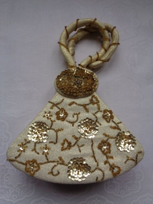 Malutka Torebka Wizytowa haftowana złotą nitką