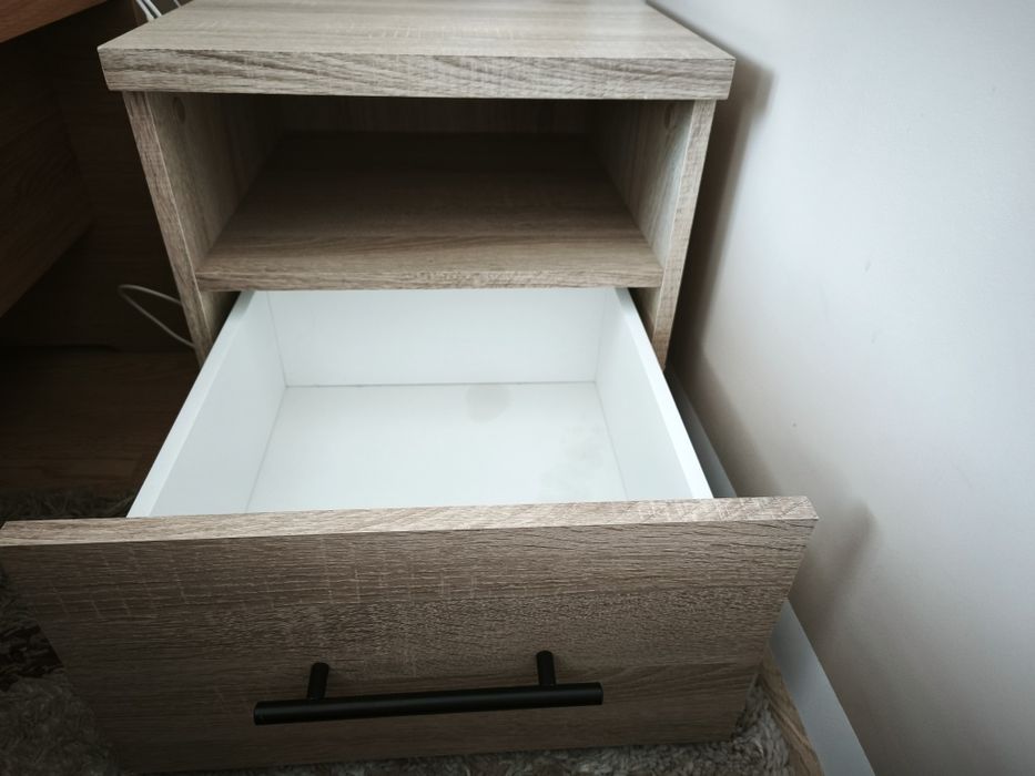 Szafka do korytarza na buty i wisząca na kurtki oraz szafki nocne polecam  :)