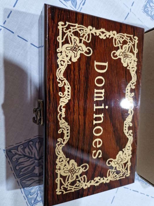 Dominó com caixa de madeira super requintada. Nova