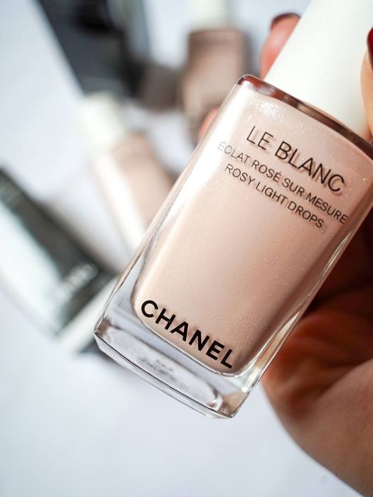 Рідкий хайлайтер сяюча база Chanel Rosy Light Drops Le Blanc