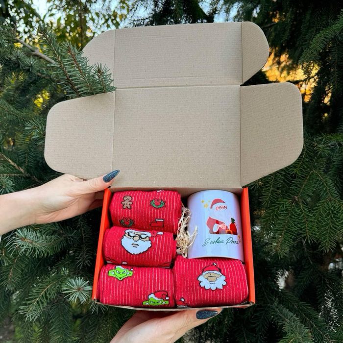 Подарок девушке на новый год.Подарунковий набір дівчині.Носки и кружка