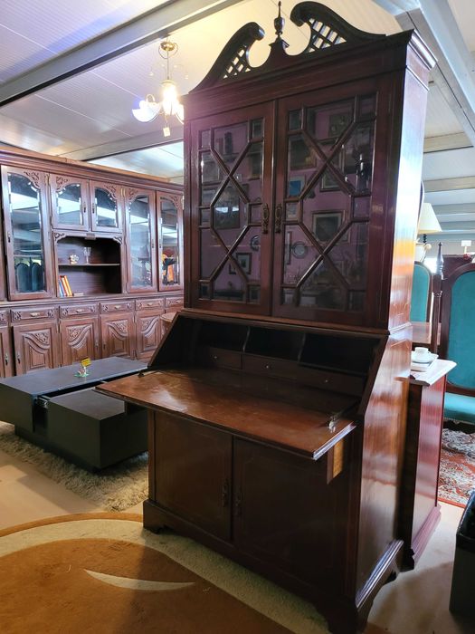 Escrivaninha em madeira estilo D. Maria, com alçado - Bom