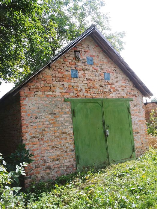 Цегляний капітальний гараж