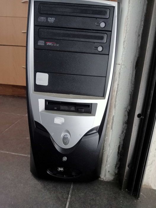 Torre PC e monitor MAG