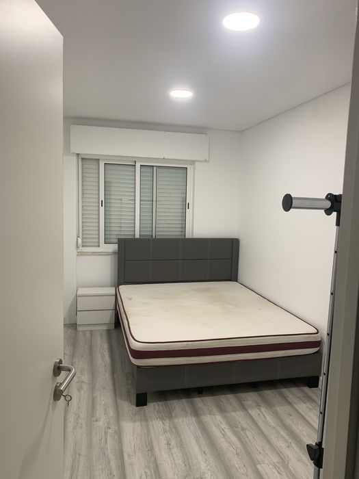 Aluga-se quarto