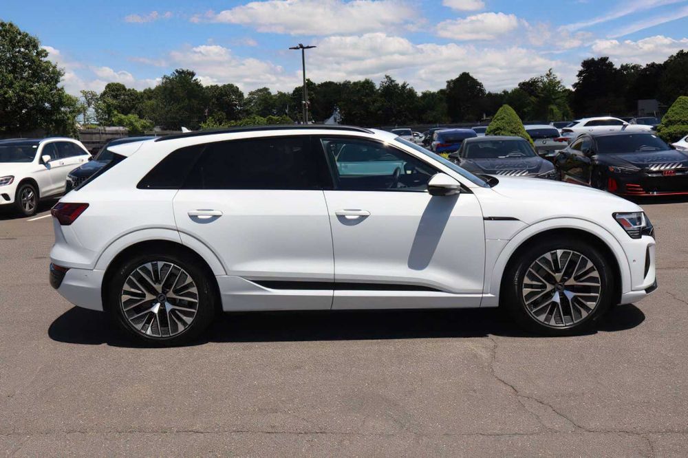 Audi Q8 e-tron quattro Premium Plus      2024