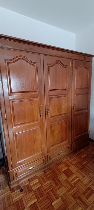 Quarto de Casal Completo em Madeira Maciça (Roupeiro, Cama, mesas de cabeceira e Cómoda)