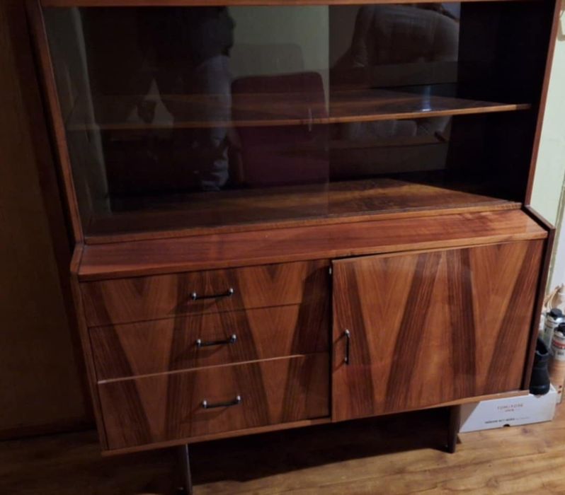 Kredens na wysoki połysk PRL