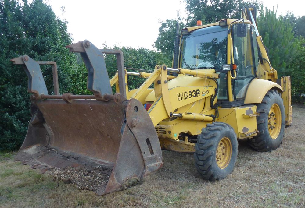Retro-Escavadora Komatsu WB93R Utility