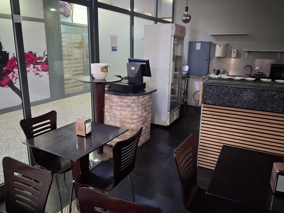 Loja Comercial com Snack-Bar instalado -Trespassar ou Arrendar