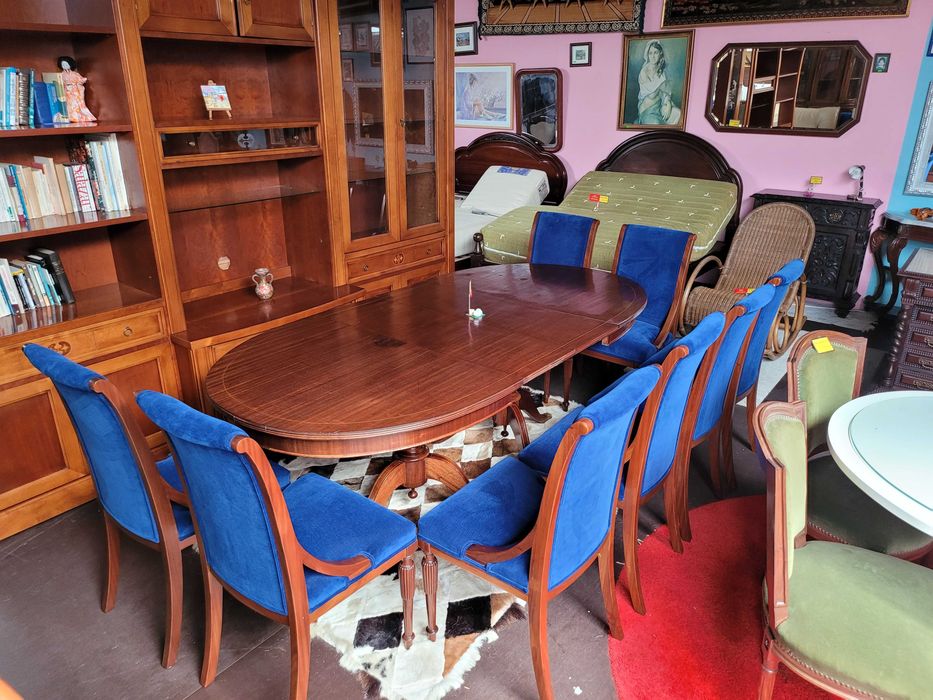Mesa de sala em madeira - extensível - O tampo apresenta marcas de us