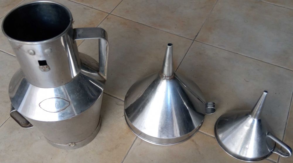Caneco aferido bebidas e funis, (2 un)