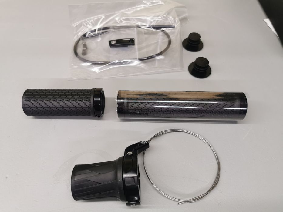 Manetka Rock Shox Twist Lock z gripami