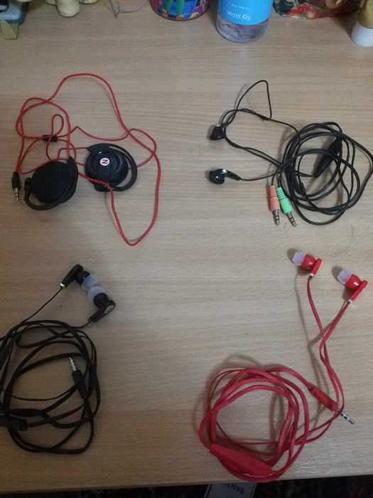 Продам три  гарнітури і одну пару навушників.