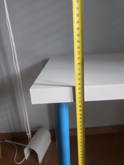 Secretária branca com pés azuis