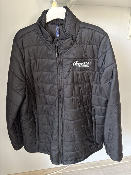 Czarna pikowana kurtka samopakowalna z białym logo Coca-Cola team wear workwear