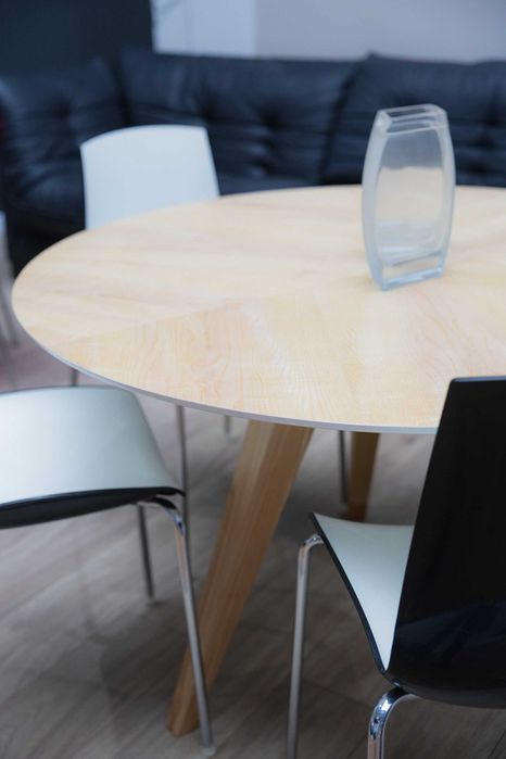 Stół okrągły do jadalni z krzesłami