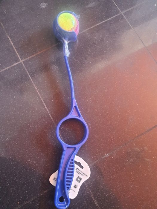 Lançador de bolas para cão novo