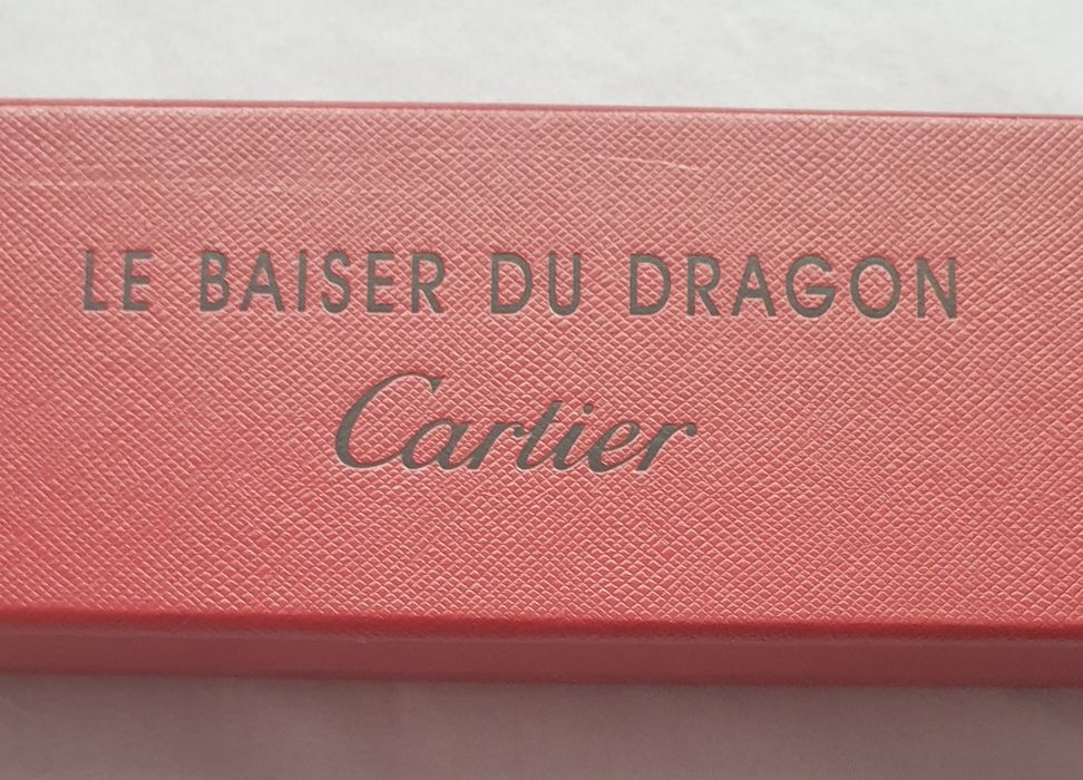 Długie, czerwone pudełko prezentowe