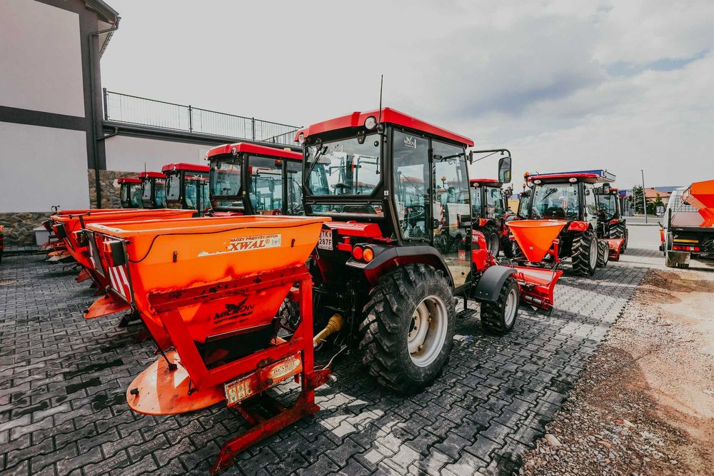 Wynajem ciągników do odśnieżania/ Traktory z pługiem i posypywarką