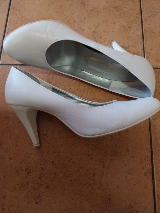 Sprzedam biale weselne buty