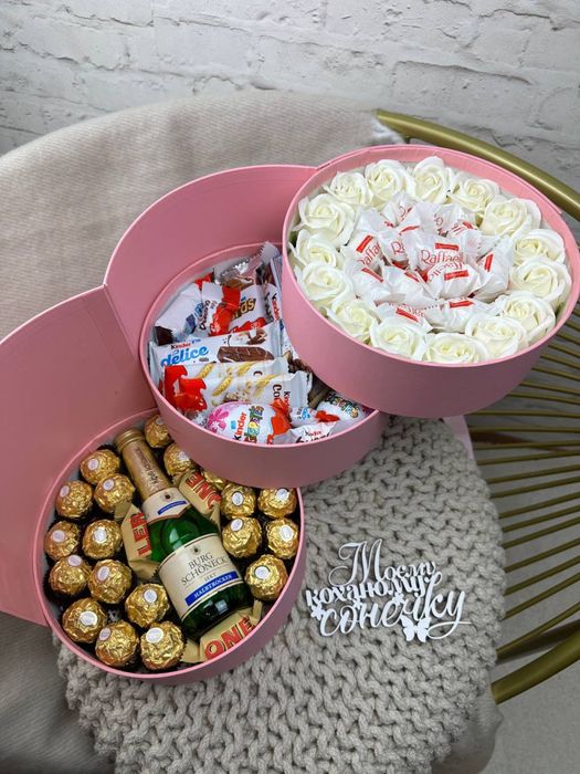 Подарунковий набір бокс шоколадний "Premium" з кіндерами для коханої