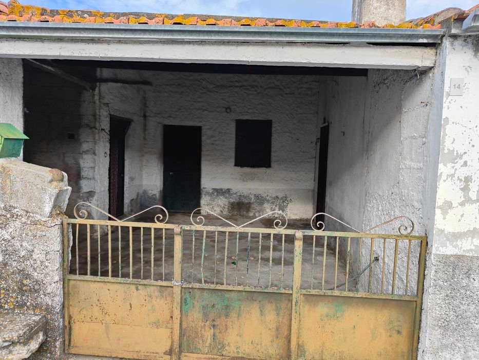 Moradia independente à VENDA na R. dos Ferreiros, 14, ALMEIDA